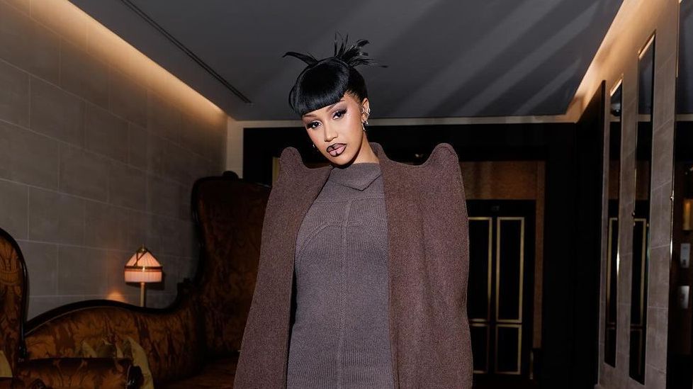 Cardi B enfrenta uma série de procedimentos para retirar injeções de silicone dos glúteos Cardi B enfrenta uma série de procedimentos para retirar injeções de silicone dos glúteos