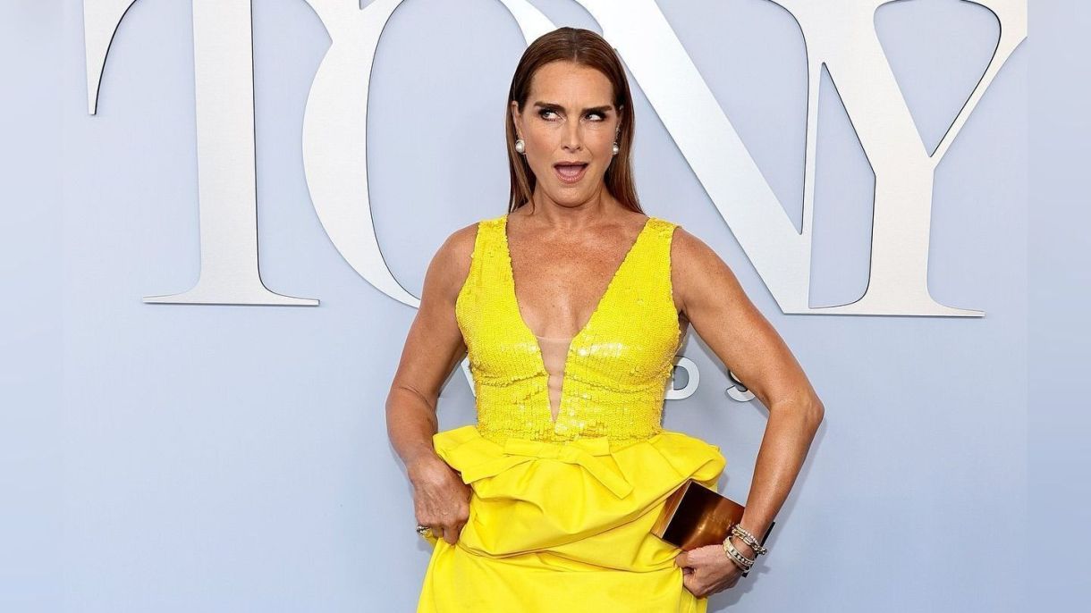 Atriz Brooke Shields usando Crocs no Tapete Vermelho do Tony Awards